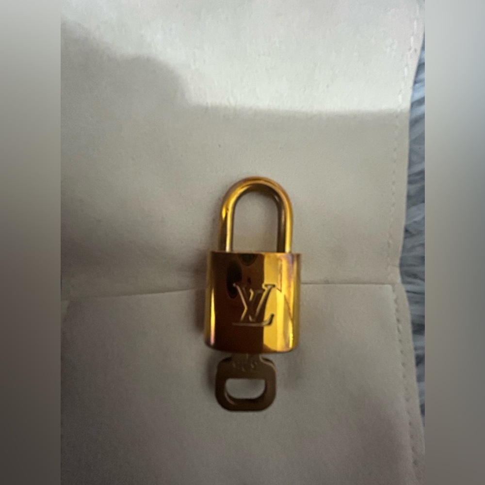325 louis vuitton lock & key